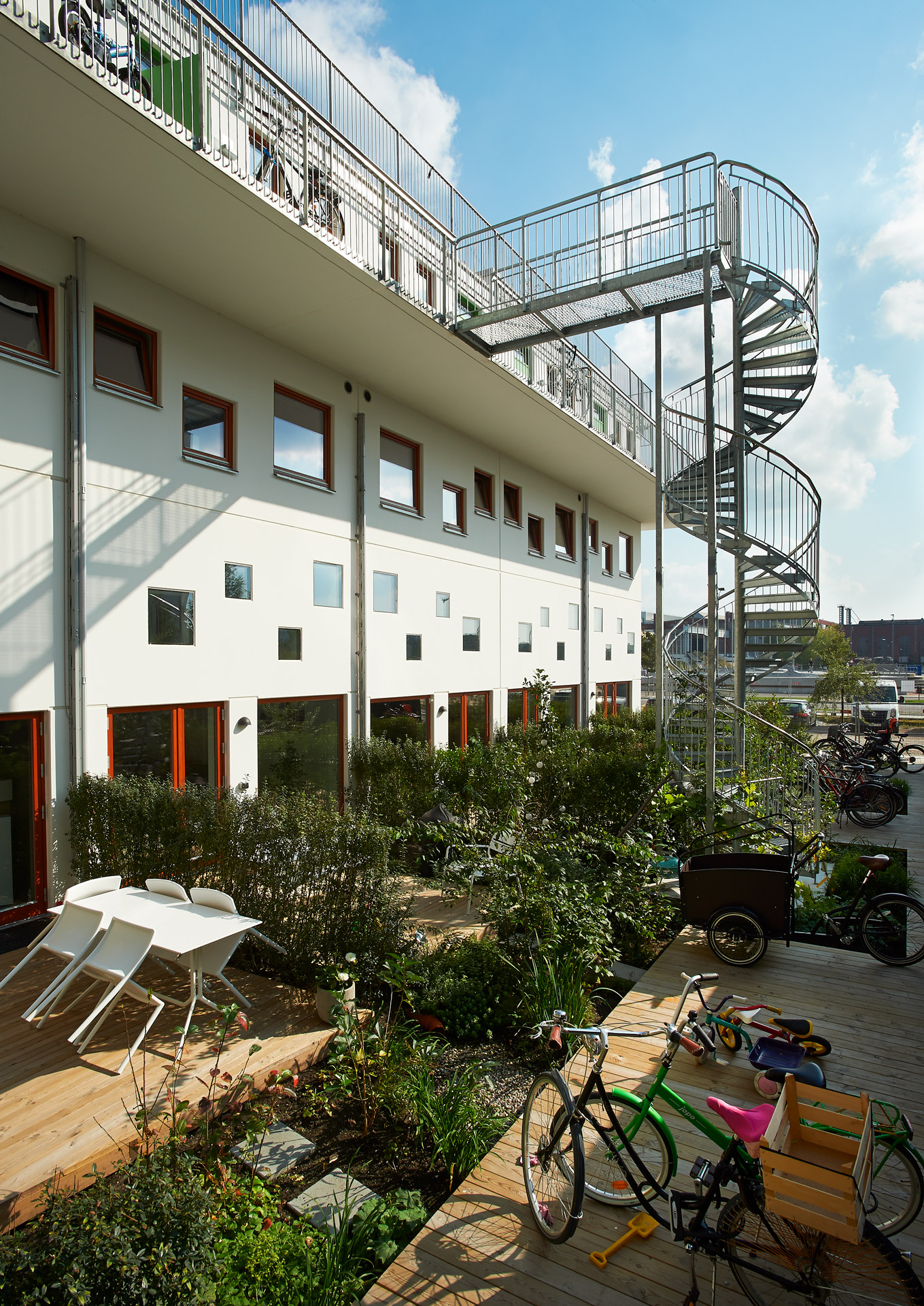 Innergården med grönska och spiraltrappa till loftgången